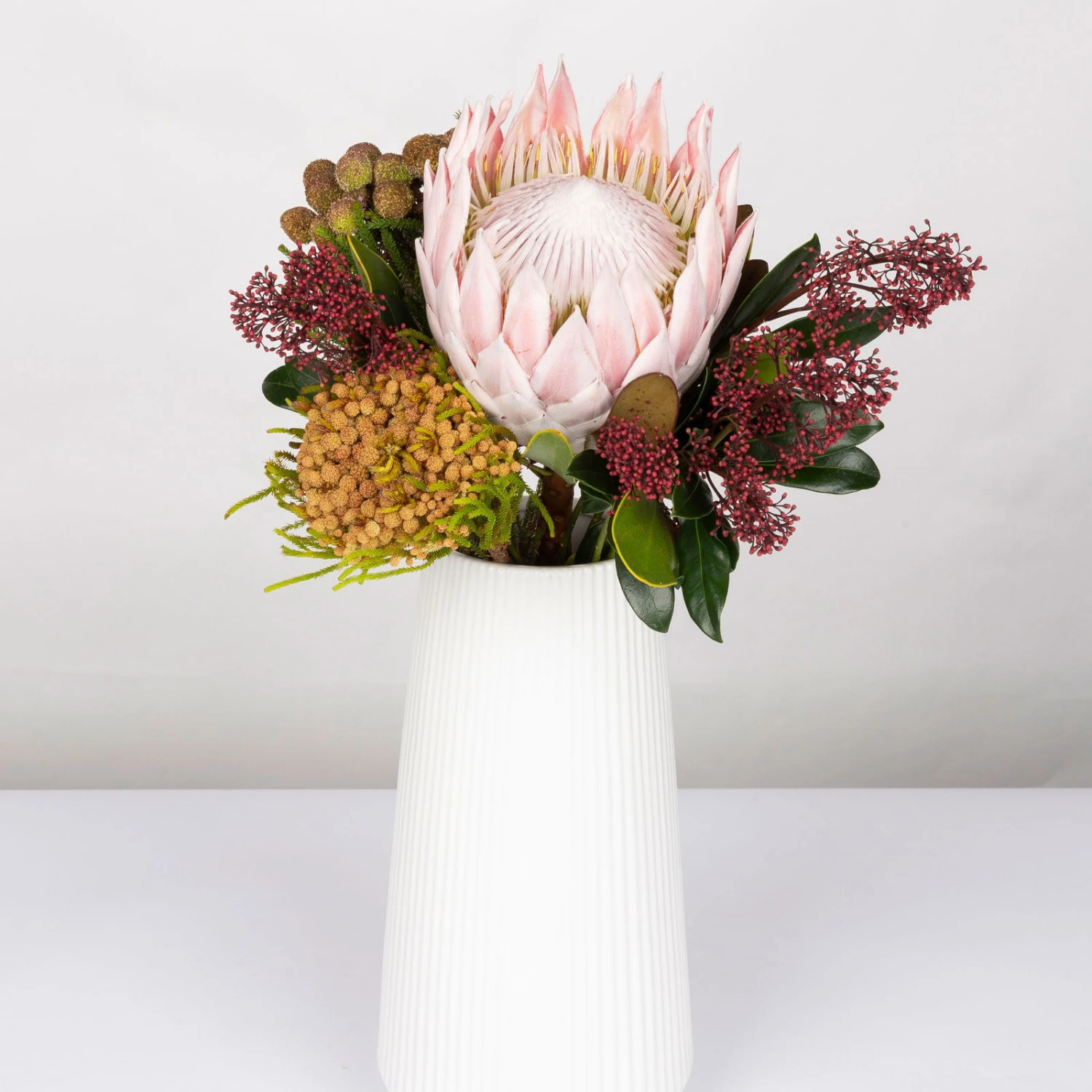 Blumenbund Protea King Mit Skimmie Und Kapgrün, Inkl. Gratis Grußkarte – Bild 3
