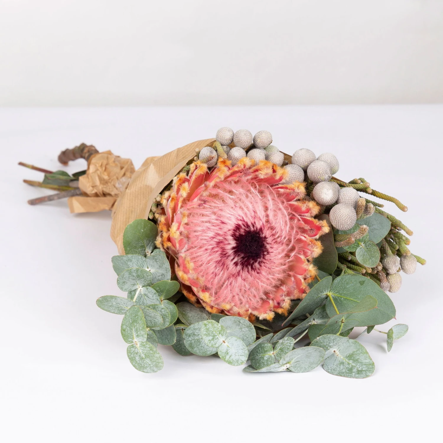 Blumenbund Protea Barbigera Mit Eukalyptus Und Brunia, Inkl. Gratis Grußkarte – Bild 2